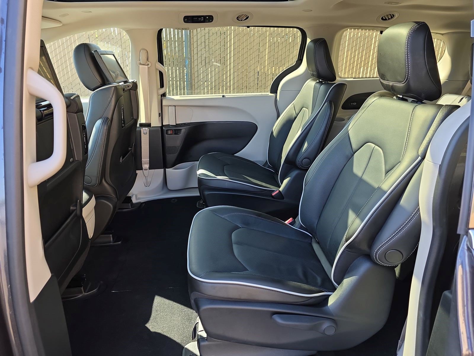 Used 2023 Chrysler Pacifica Limited w/ Uconnect Theater Family Group FWD image 10