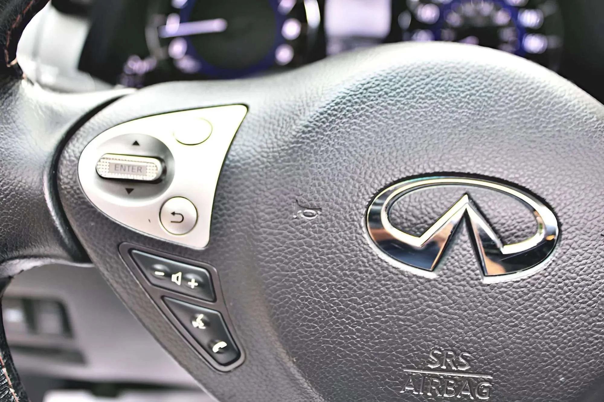 Used 2017 INFINITI QX70 3.7 w/ Premium Package image 15