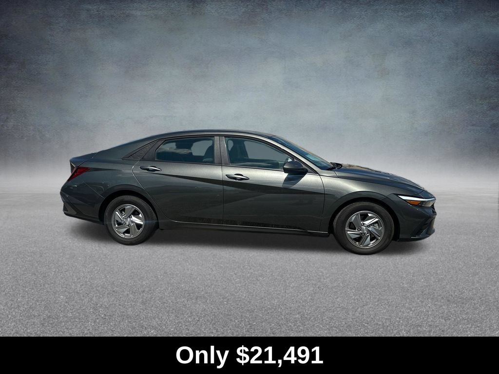 Used 2026 Hyundai Elantra SE FWD image 4