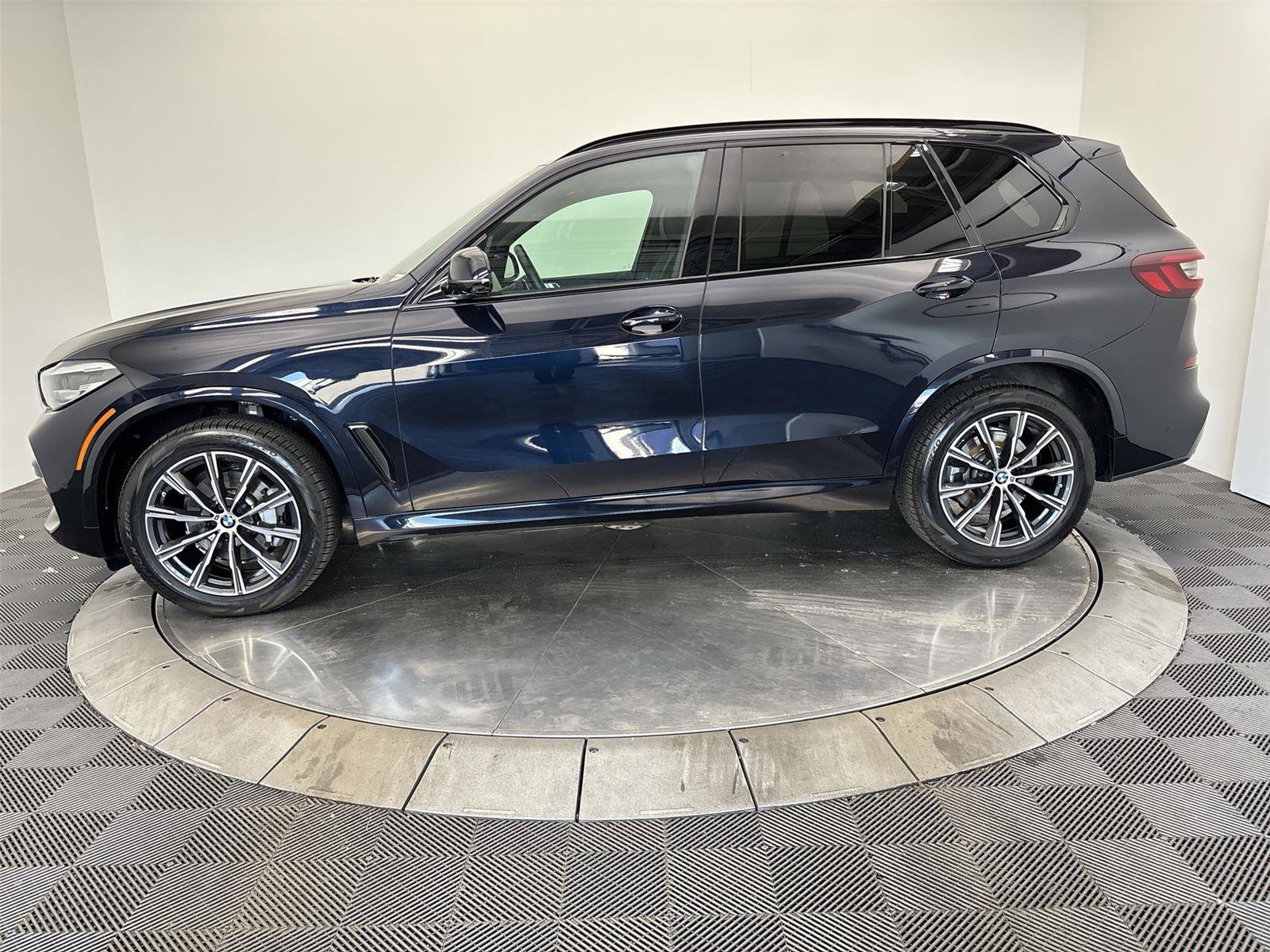 Used 2022 BMW X5 xDrive40i w/ M Sport Package AWD/4WD image 16