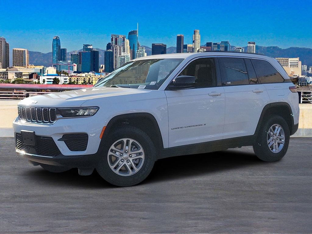 Used 2025 Jeep Grand Cherokee Laredo image 2