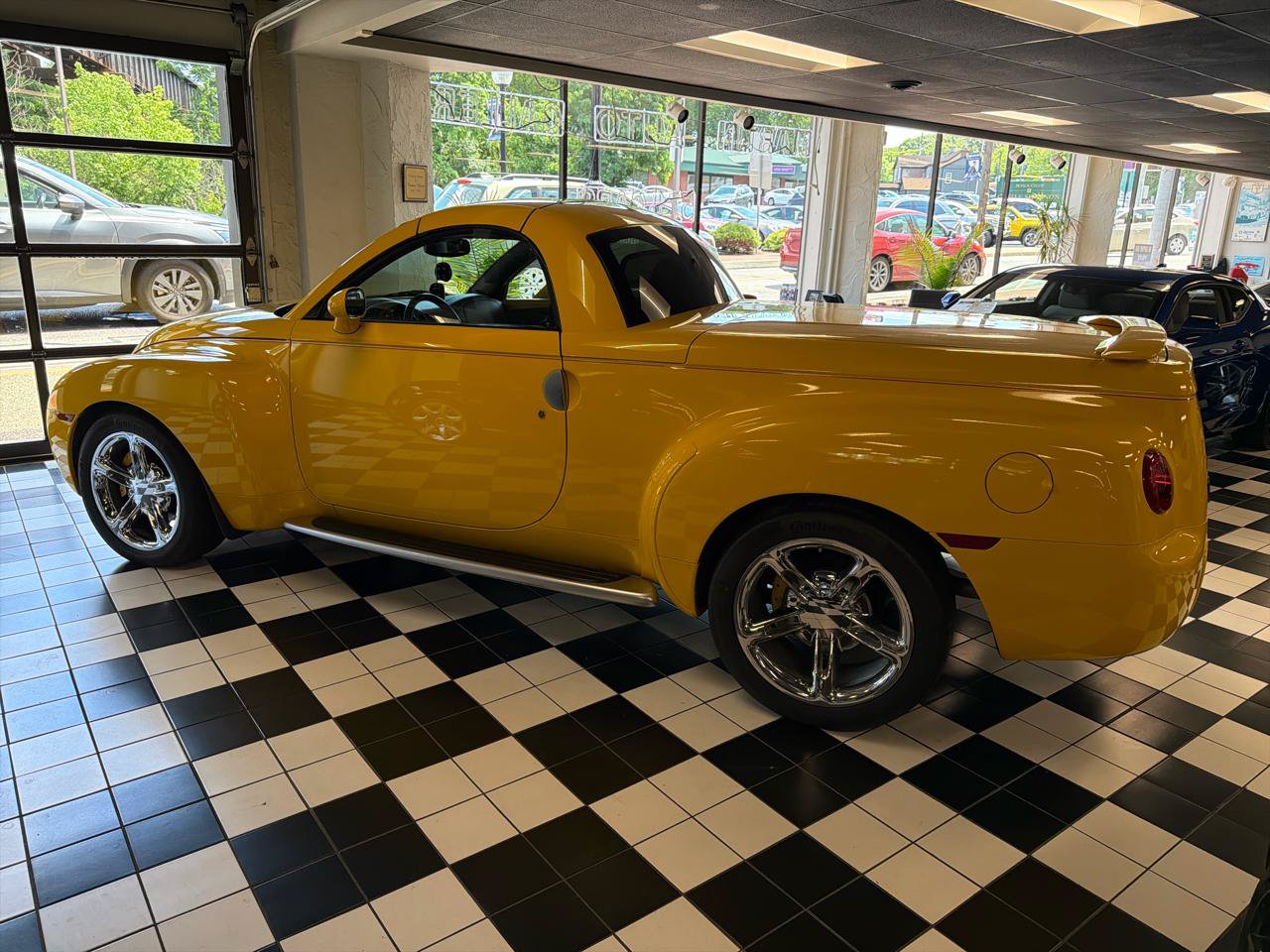 Used 2005 Chevrolet SSR w/ Preferred Equipment Group RWD image 6