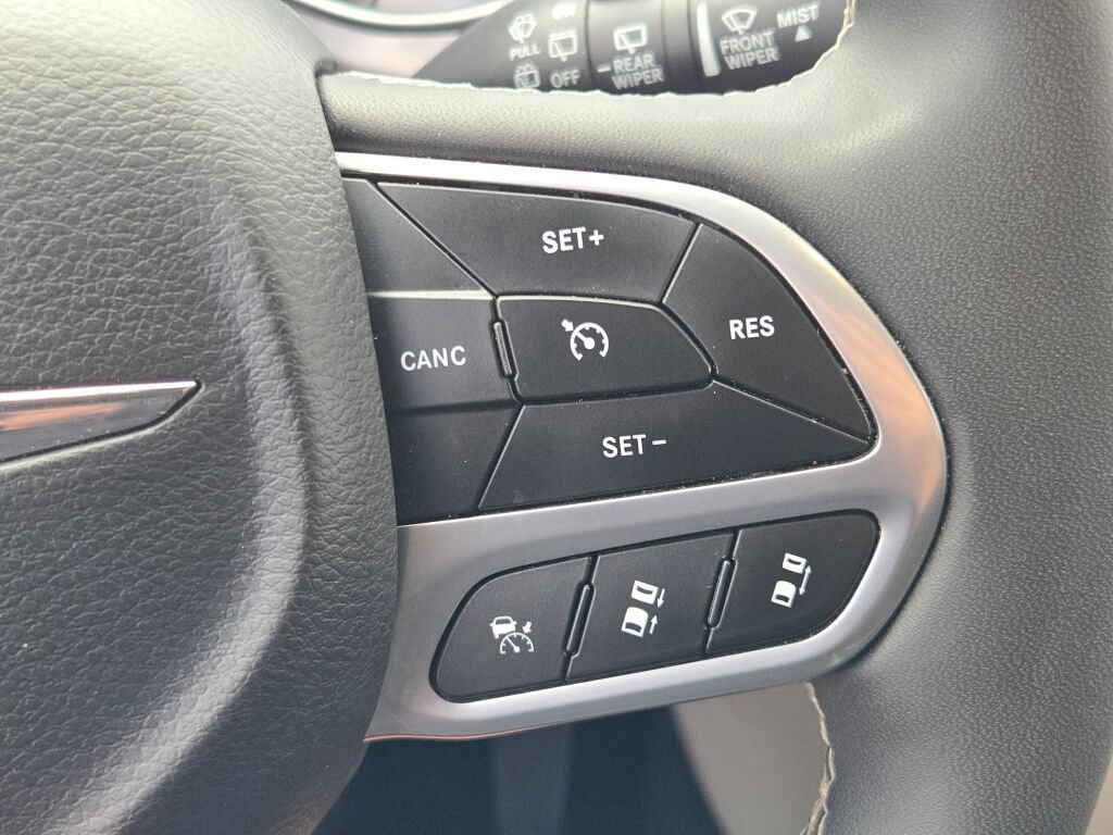 Used 2024 Chrysler Pacifica Limited FWD image 32