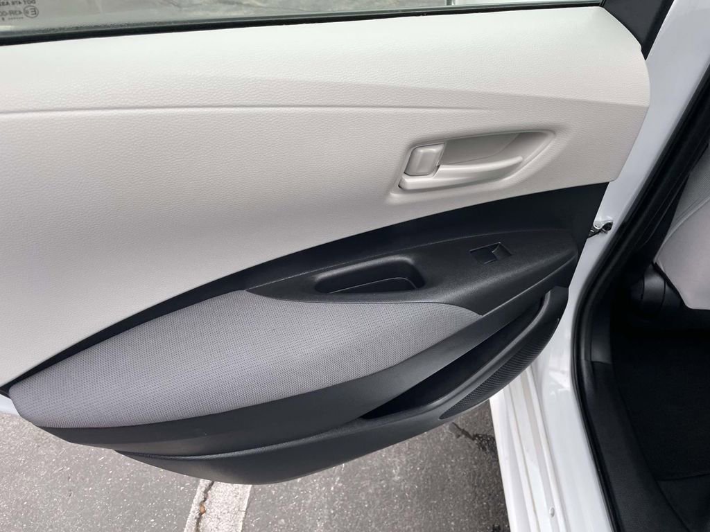 Used 2025 Toyota Corolla LE image 21