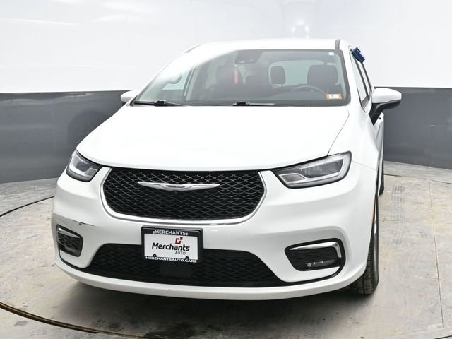 Used 2023 Chrysler Pacifica Touring-L image 2