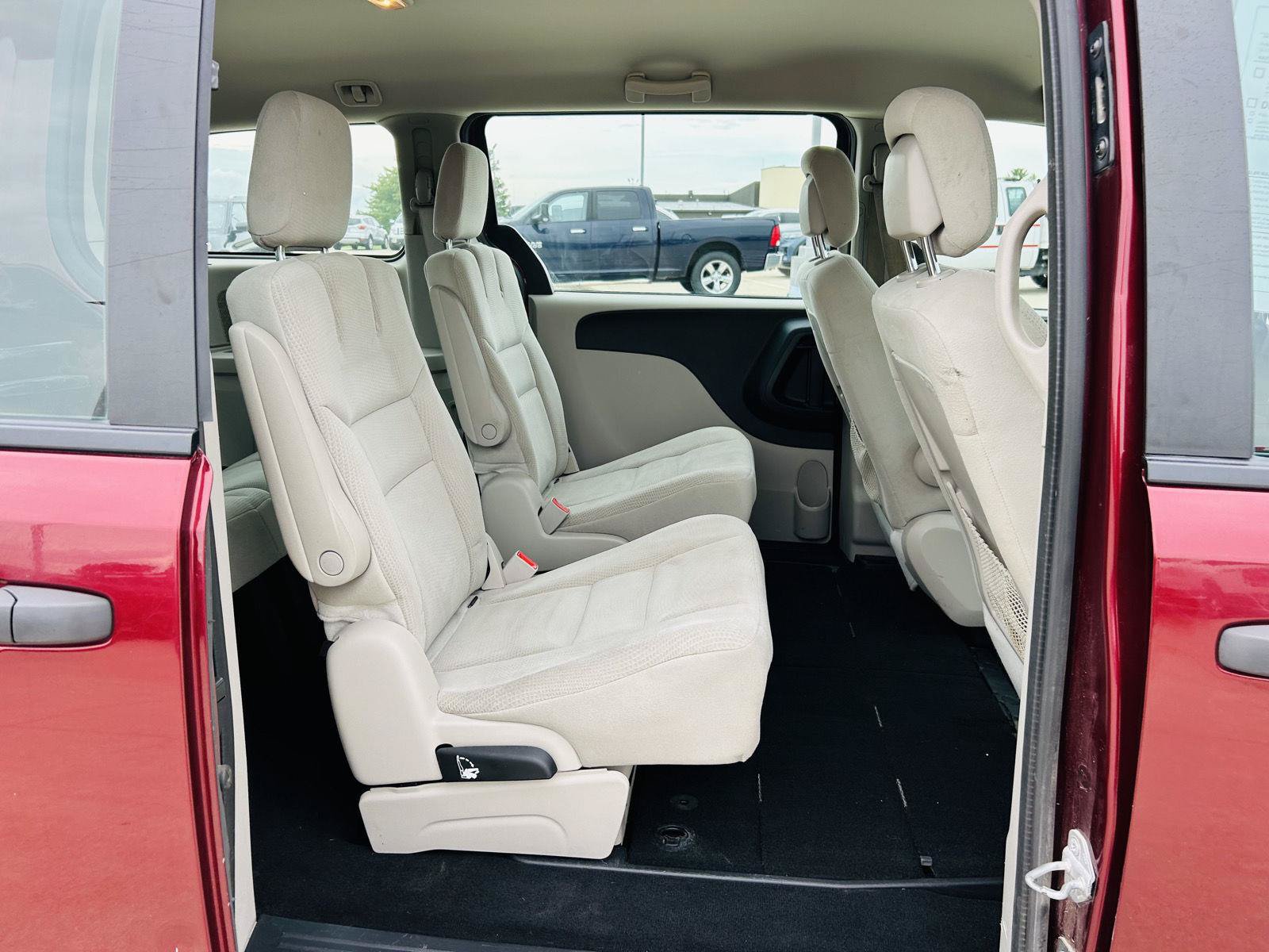 Used 2016 Dodge Grand Caravan American Value Package w/ UConnect Hands-Free Group FWD image 21