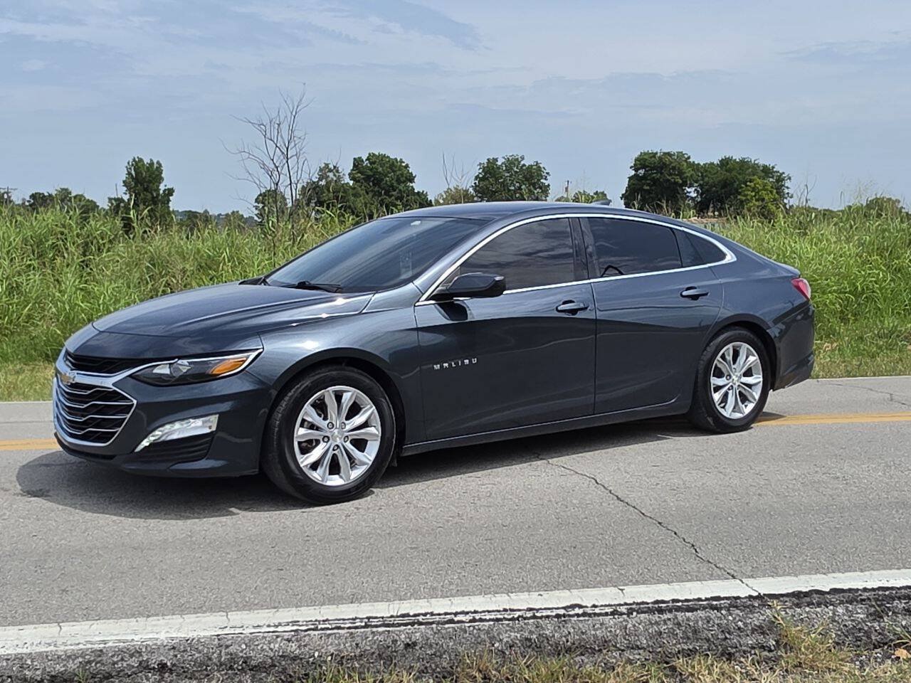 Used 2020 Chevrolet Malibu LT FWD image 2
