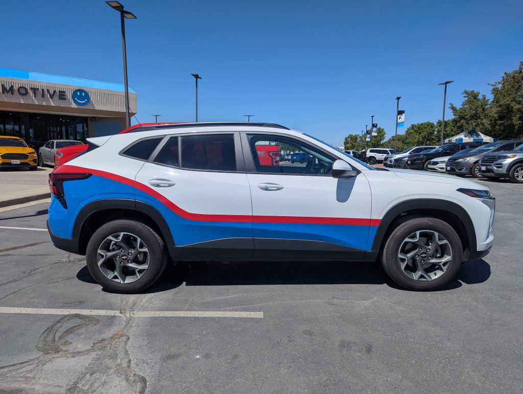 Used 2024 Chevrolet Trax LT w/ Driver Confidence Package FWD image 2