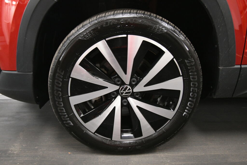Used 2023 Volkswagen Taos SE w/ Panoramic Sunroof Package AWD/4WD image 33