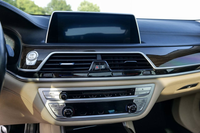 Used 2019 BMW 750i xDrive w/ Executive Package AWD/4WD image 40