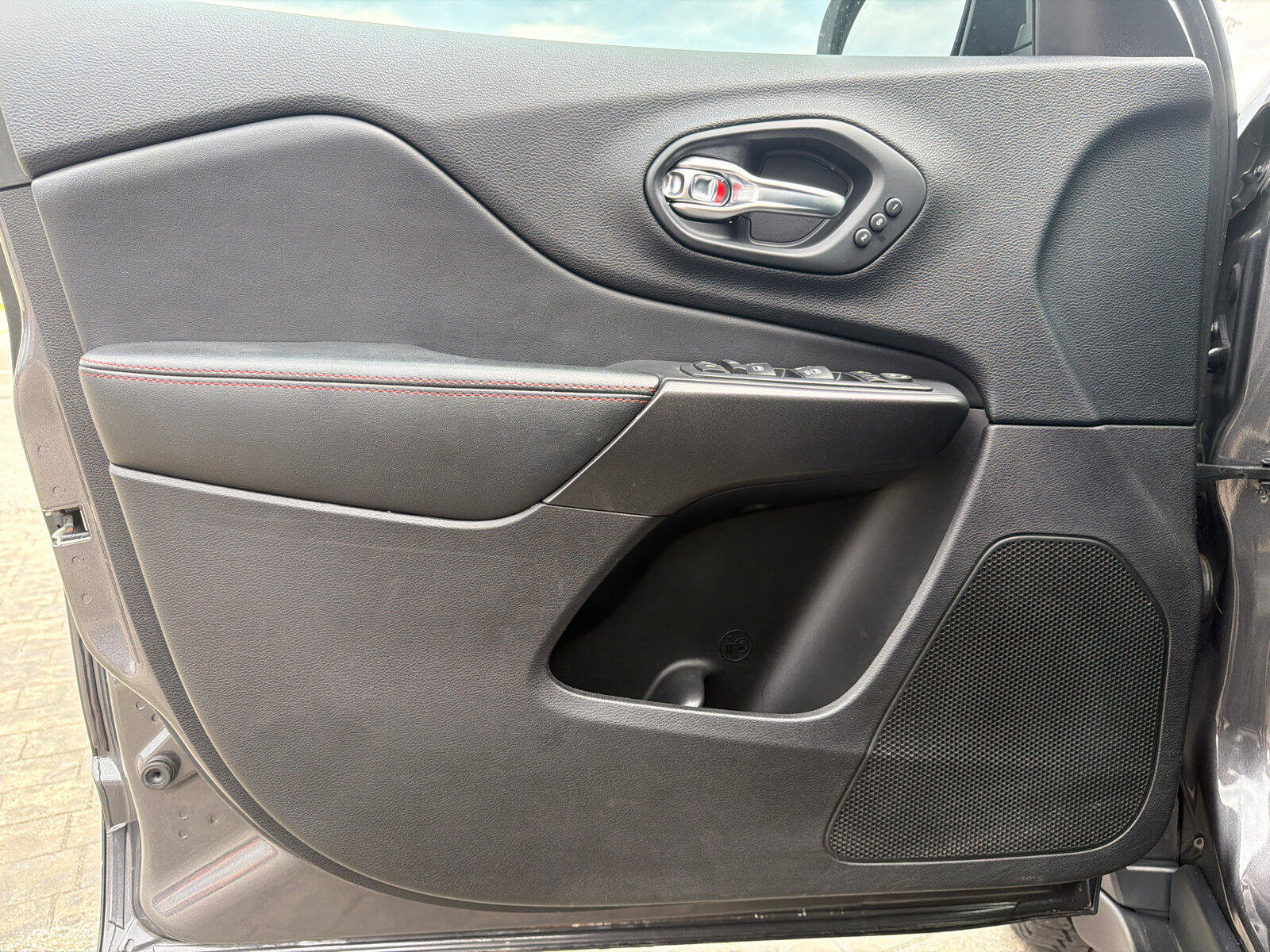Used 2020 Jeep Cherokee Trailhawk image 12