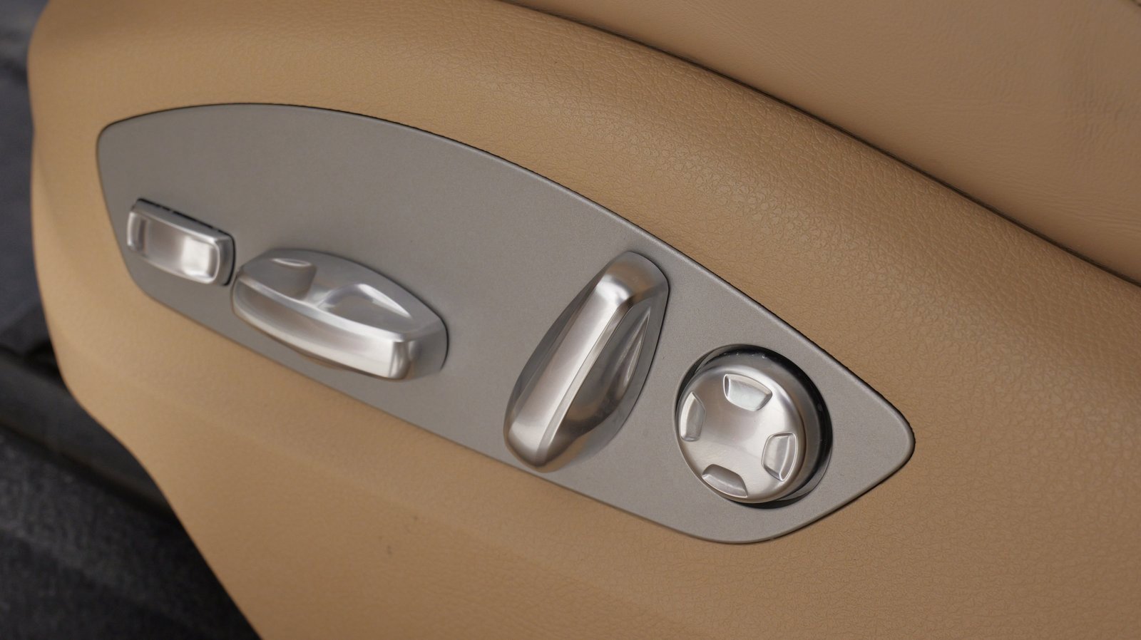 Used 2025 Porsche Macan image 48