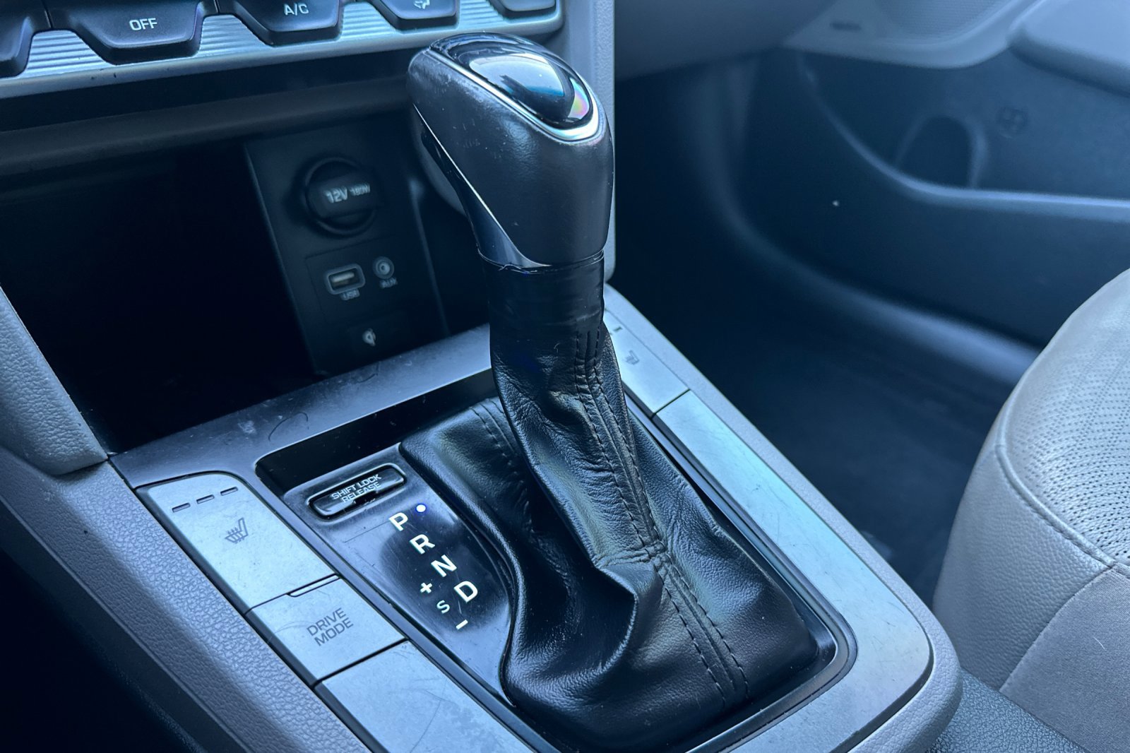 Used 2020 Hyundai Elantra Limited image 21