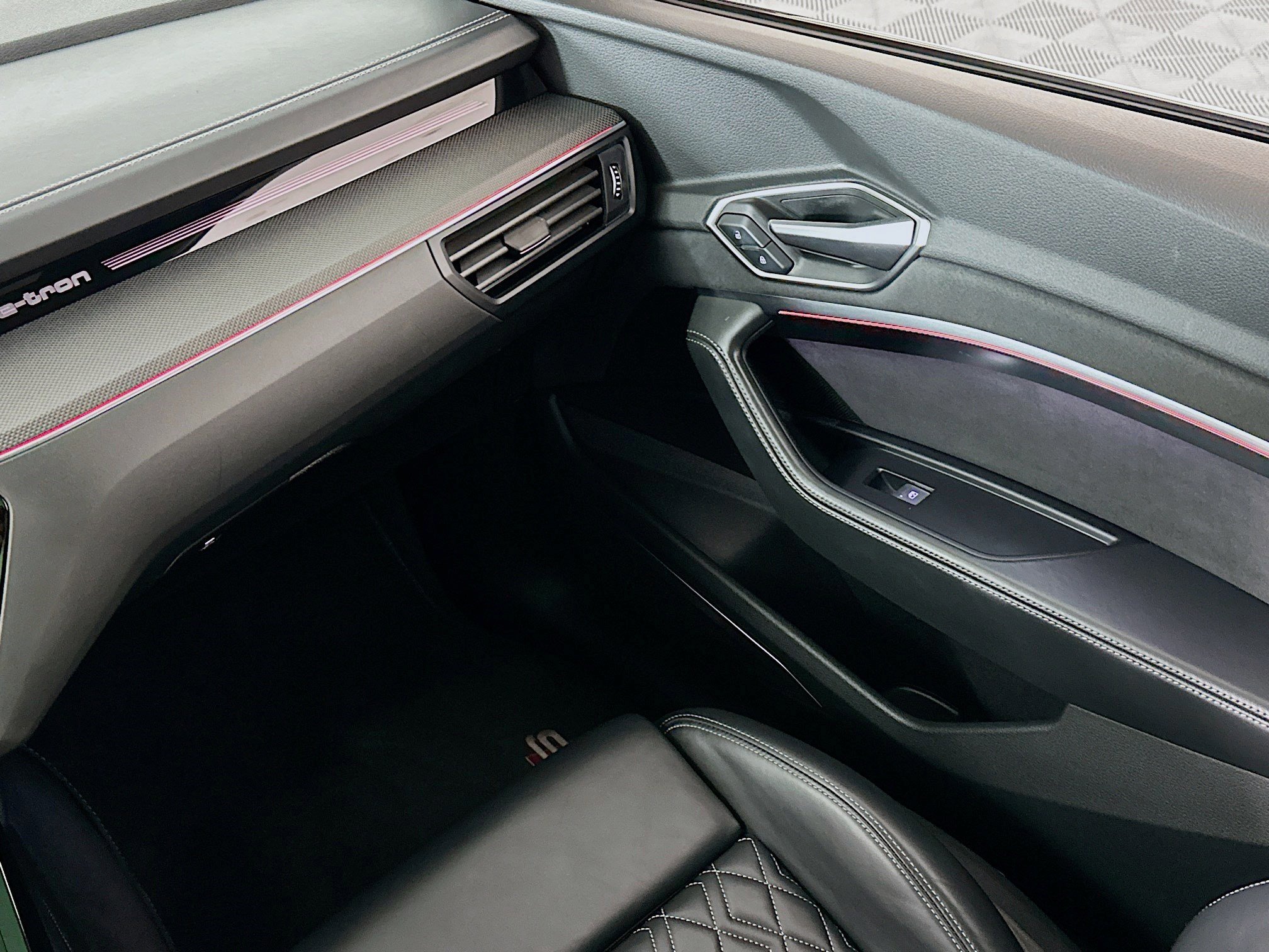 Used 2024 Audi SQ8 e-tron Premium Plus w/ Black Optic Package image 22