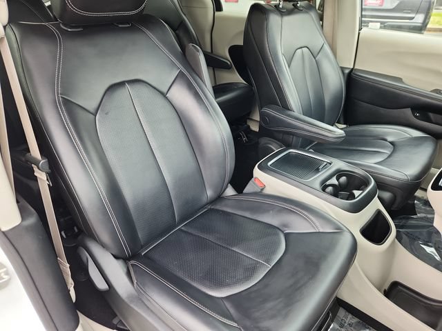 Used 2023 Chrysler Pacifica Touring-L FWD image 13