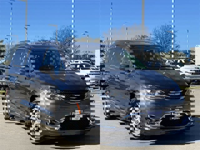 Used 2017 Chrysler Pacifica Touring-L Plus image 2