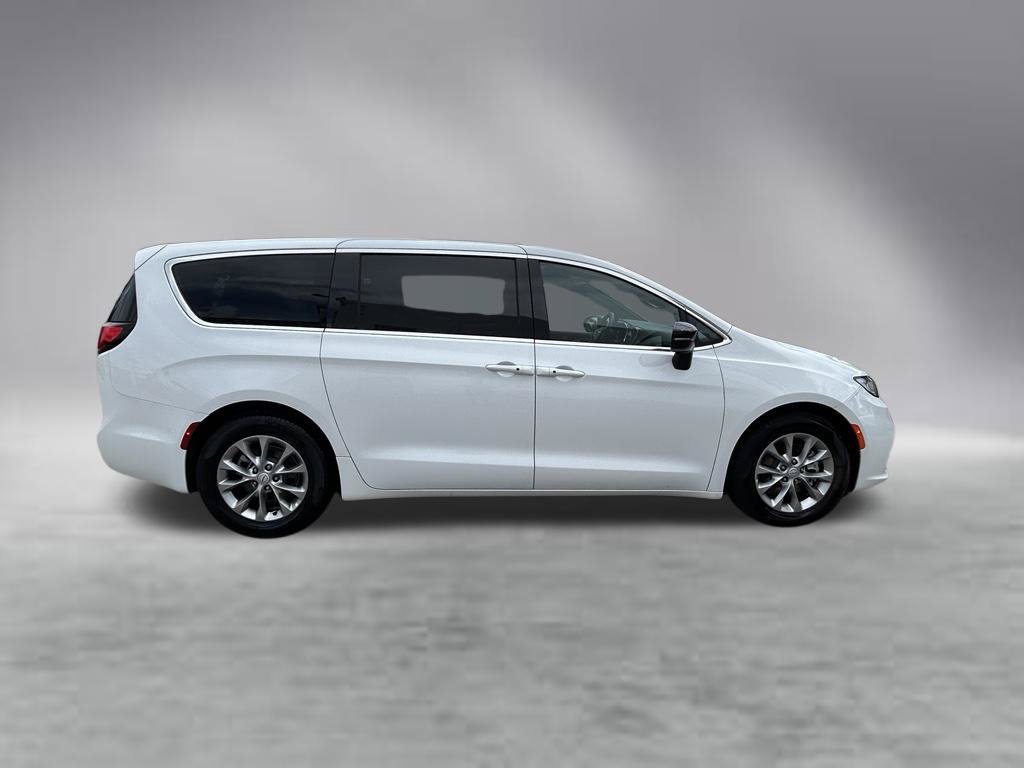 Used 2026 Chrysler Pacifica Limited FWD image 3