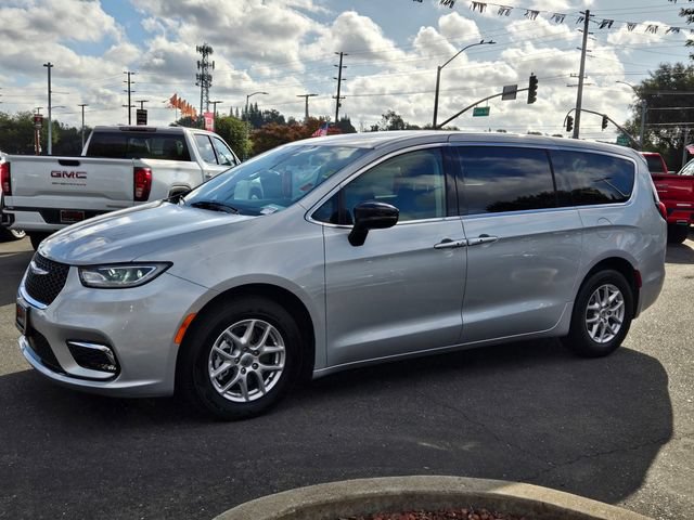 Used 2024 Chrysler Pacifica Touring-L FWD image 7