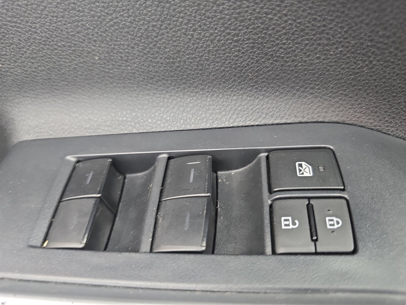 Used 2023 Toyota Highlander L image 28