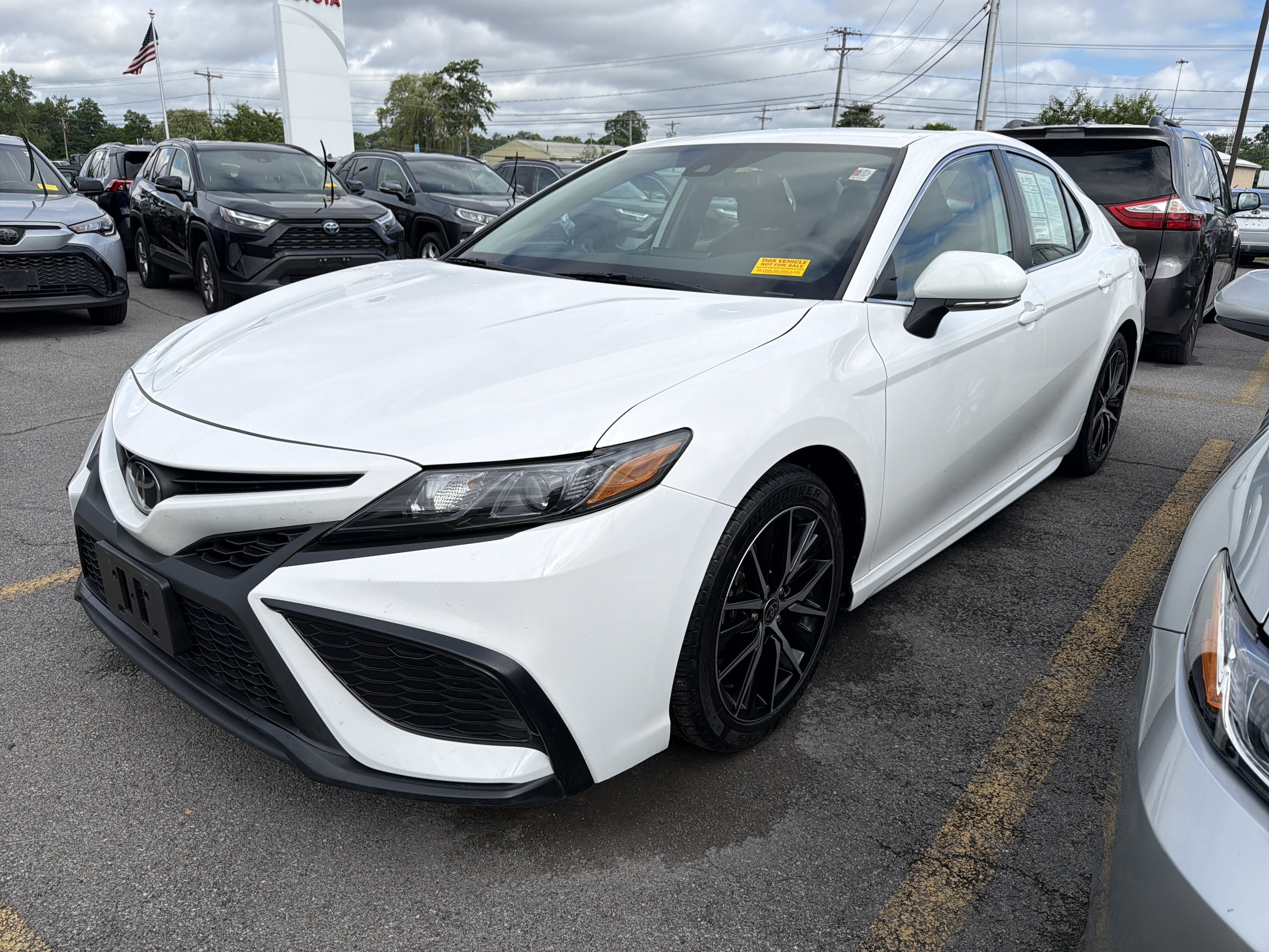 Used 2023 Toyota Camry SE w/ Cold Weather Package AWD/4WD image 4