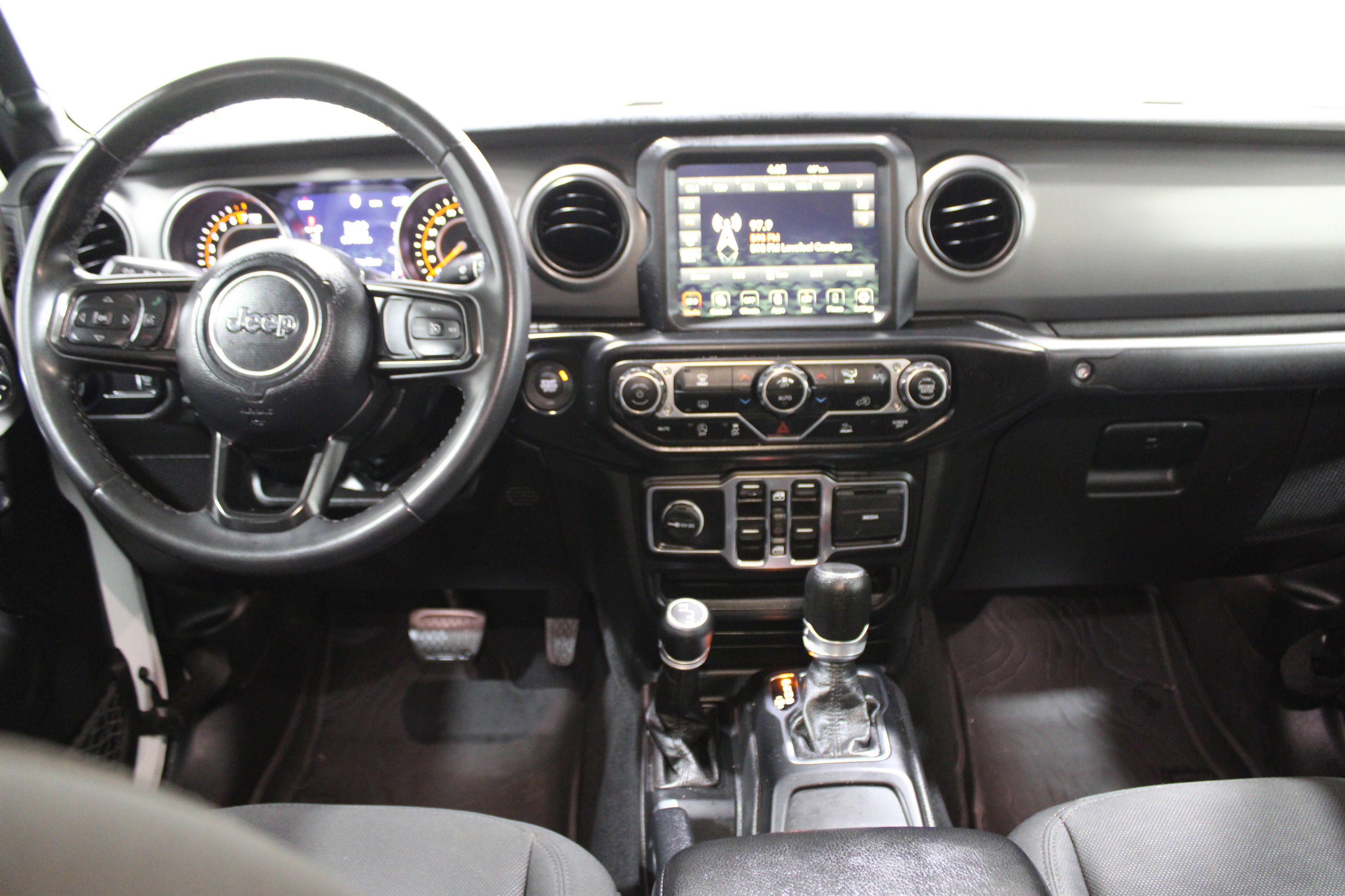 Used 2023 Jeep Gladiator Sport image 2
