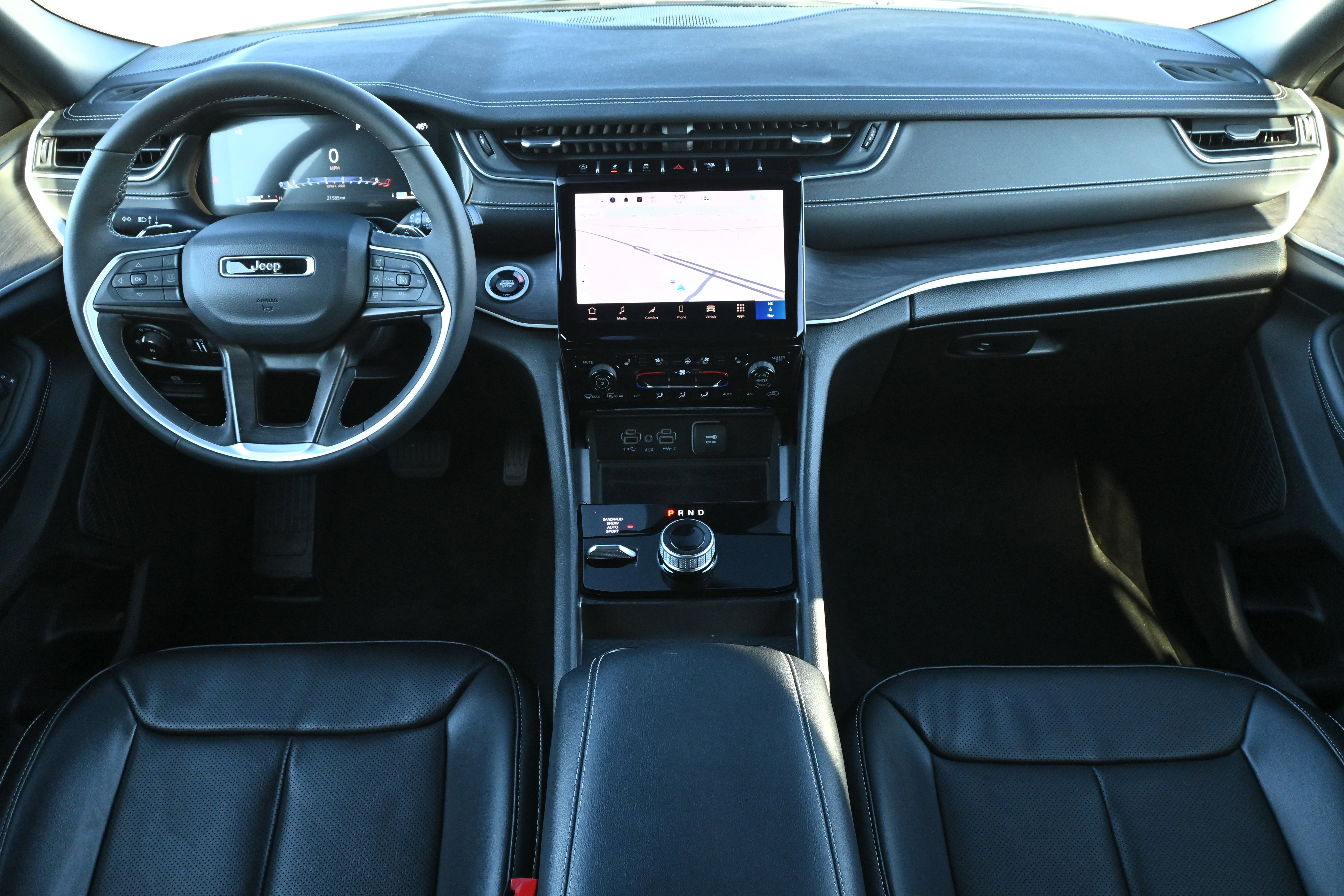 Used 2025 Jeep Grand Cherokee L Limited w/ Luxury Tech Group II image 3