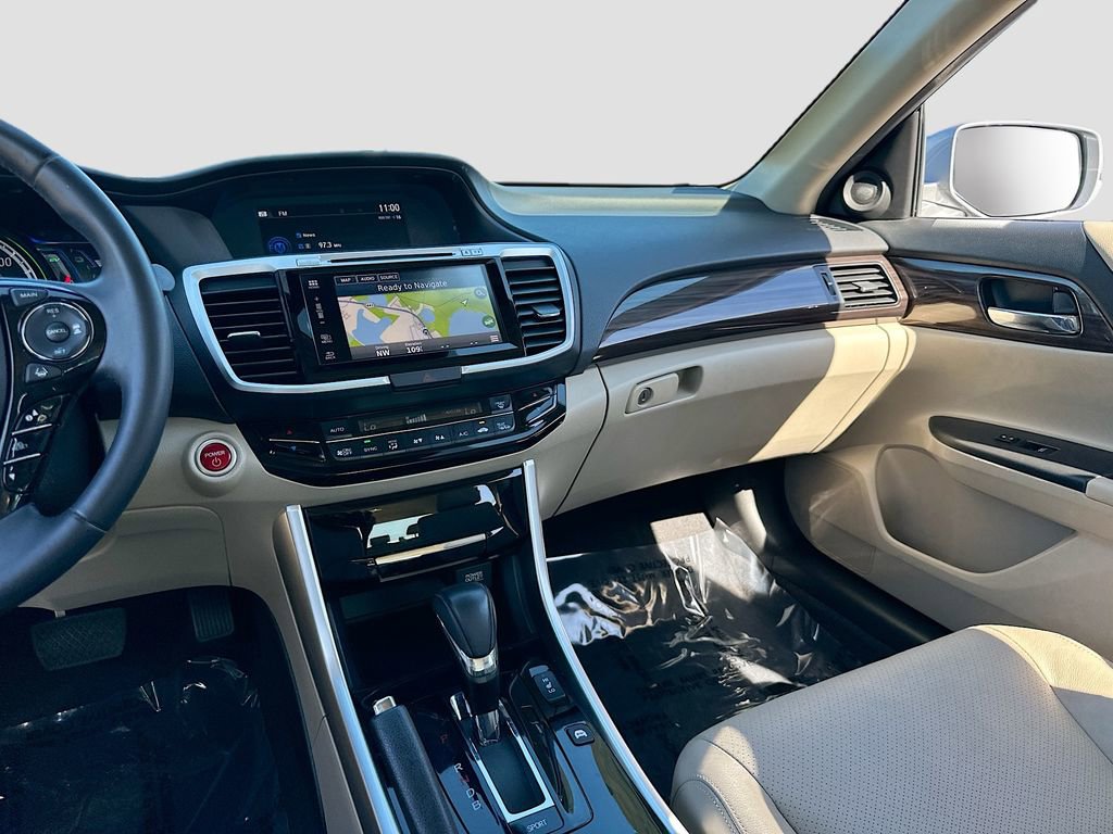 Used 2017 Honda Accord Touring image 24