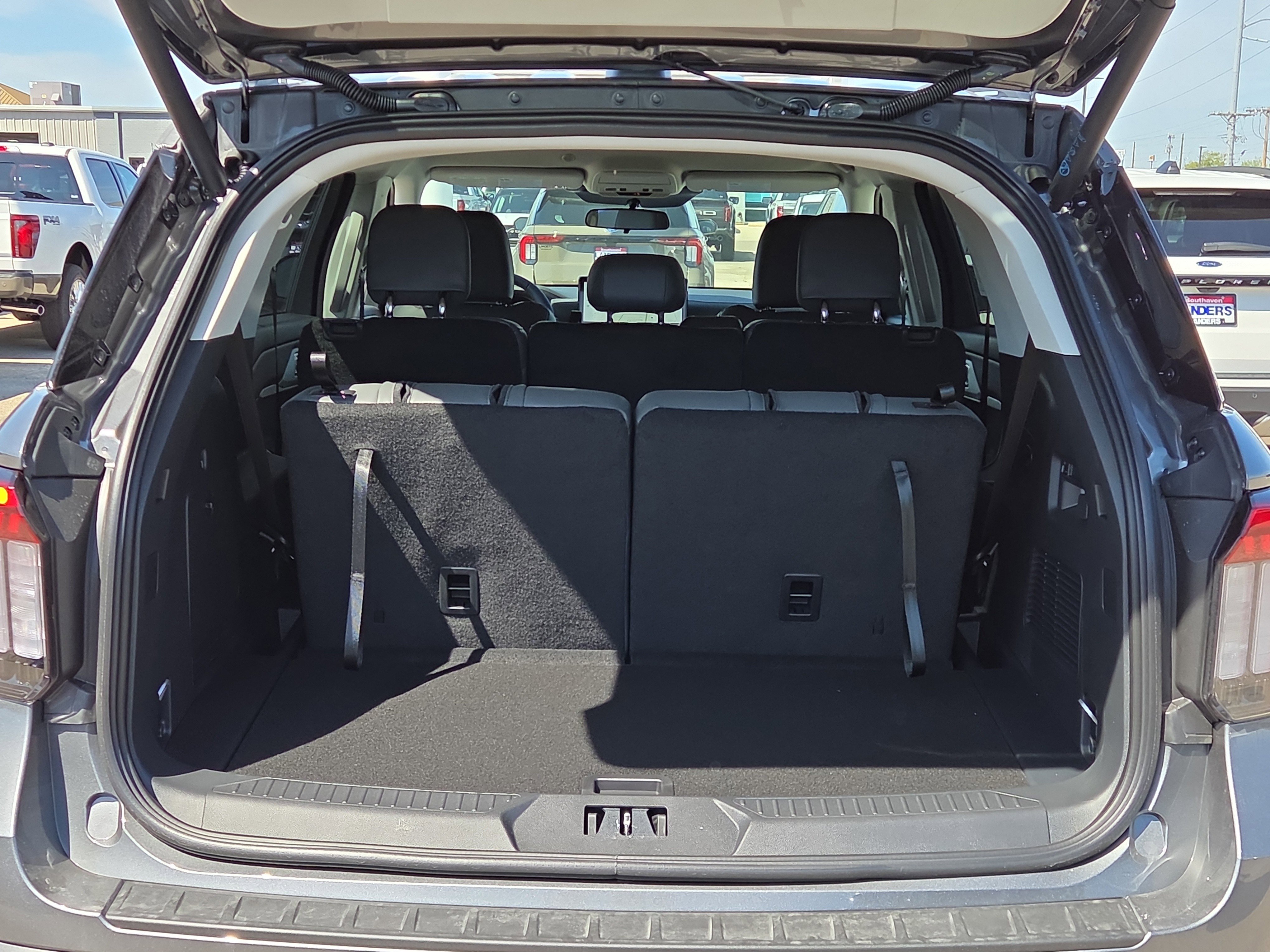New 2026 Ford Explorer Active RWD image 4