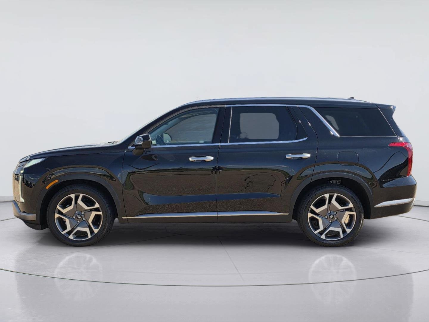 Used 2024 Hyundai Palisade SEL w/ Premium Package FWD image 2