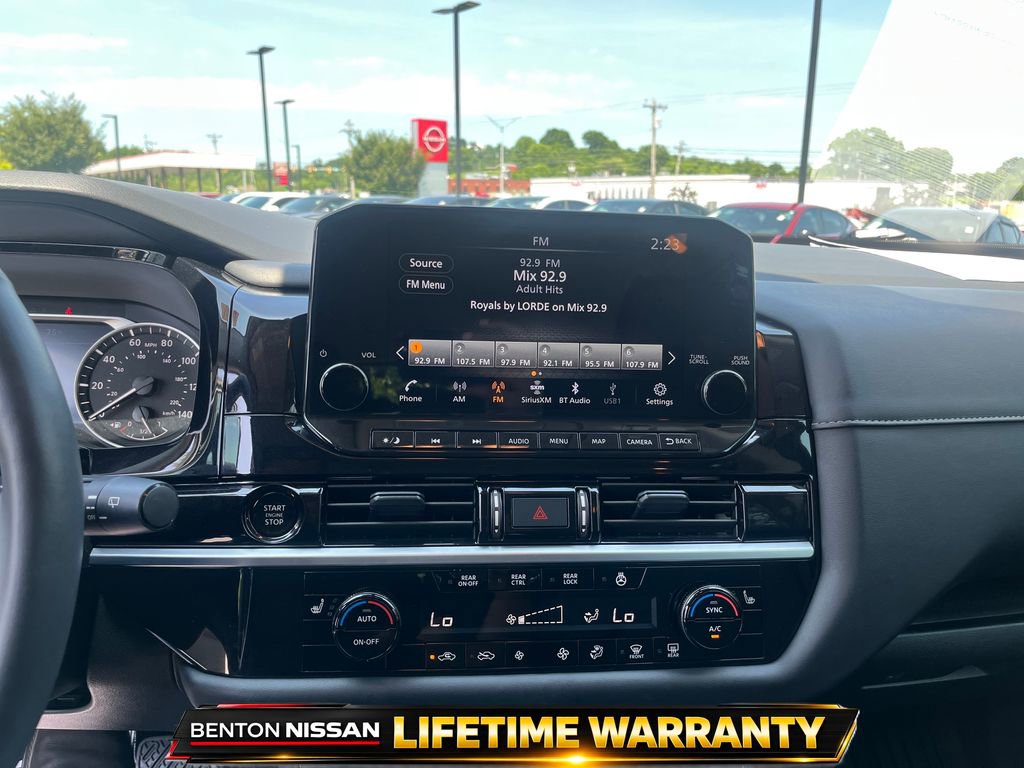 Used 2025 Nissan Pathfinder SL FWD image 16