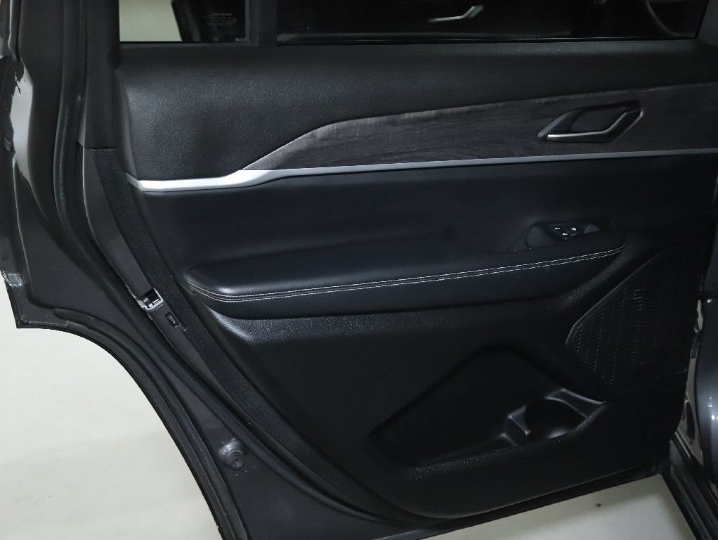 Used 2023 Jeep Grand Cherokee L Limited AWD/4WD image 13