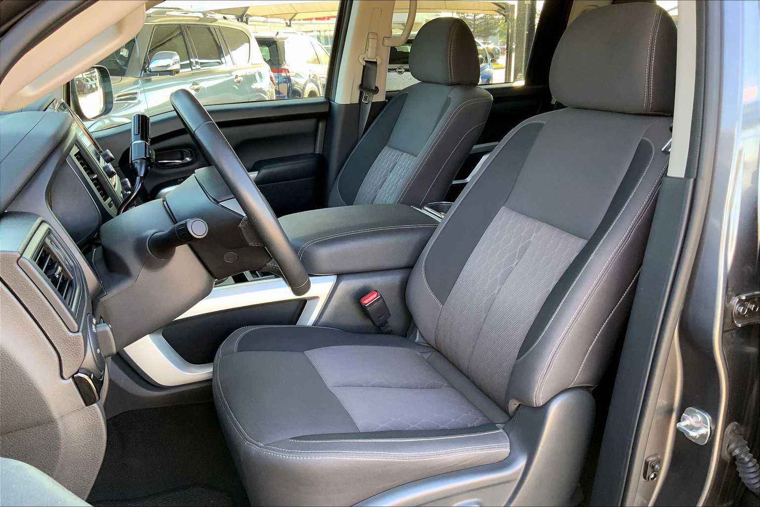 Used 2024 Nissan Titan SV w/ SV Convenience Package image 7