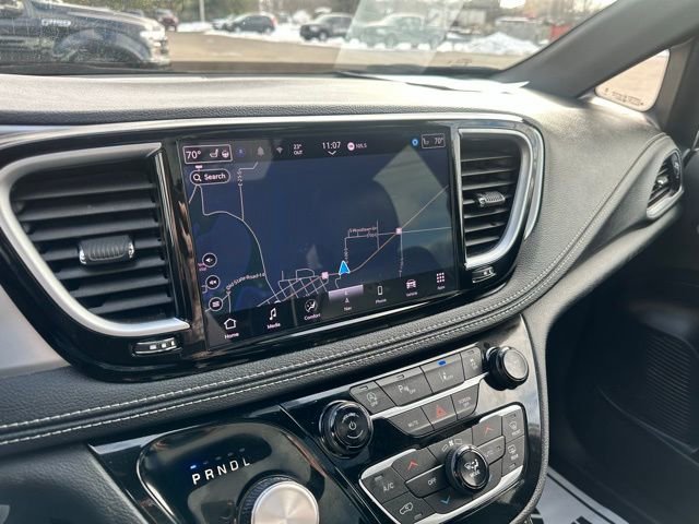 Used 2025 Chrysler Pacifica Limited FWD image 33