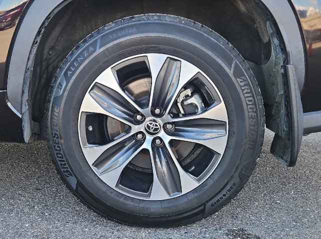 Used 2021 Toyota Highlander XLE image 27