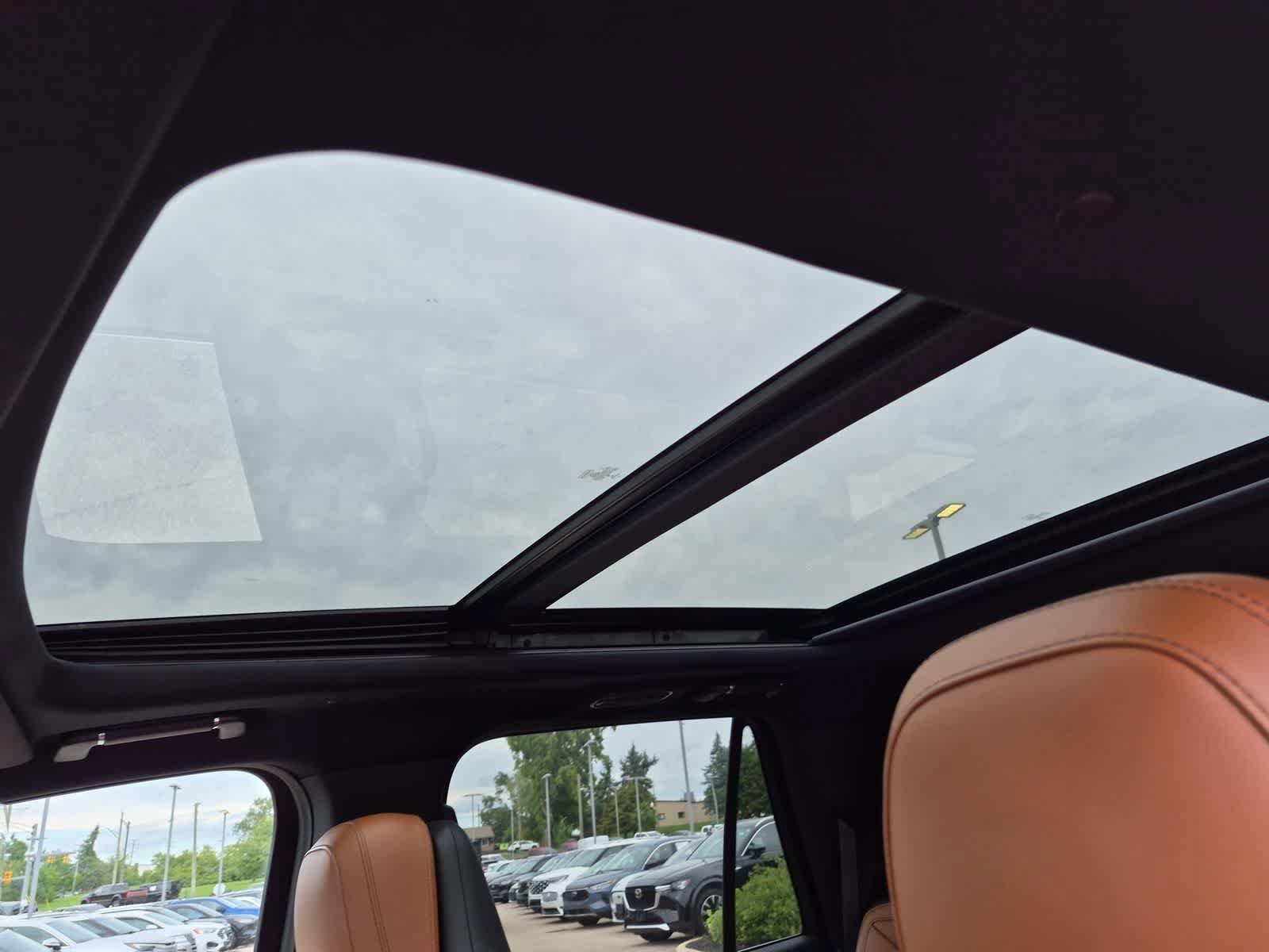 Used 2021 Lincoln Navigator Reserve w/ Luxury Package AWD/4WD image 19