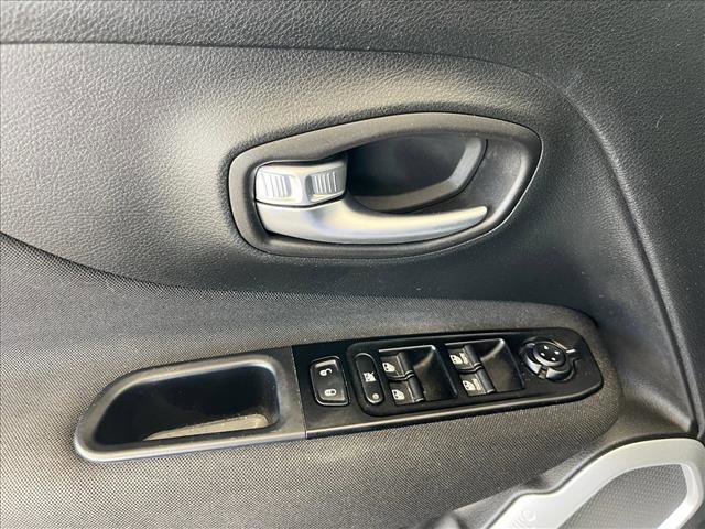 Used 2020 Jeep Renegade Latitude w/ Popular Equipment Group image 18