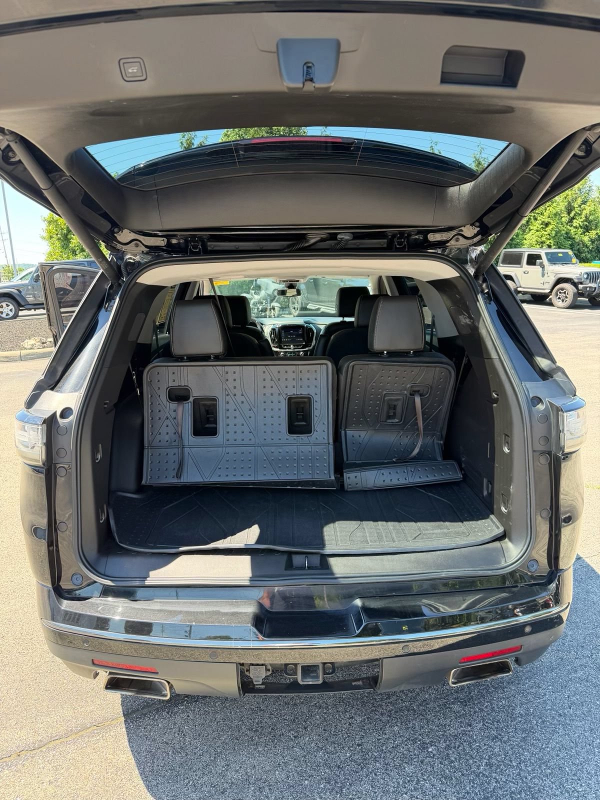 Used 2020 Chevrolet Traverse Premier w/ Redline Edition AWD/4WD image 13