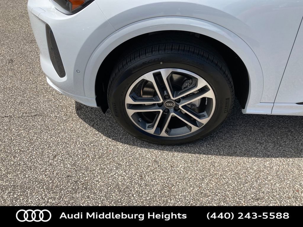 Used 2025 Audi Q5 Premium w/ Convenience Package image 18