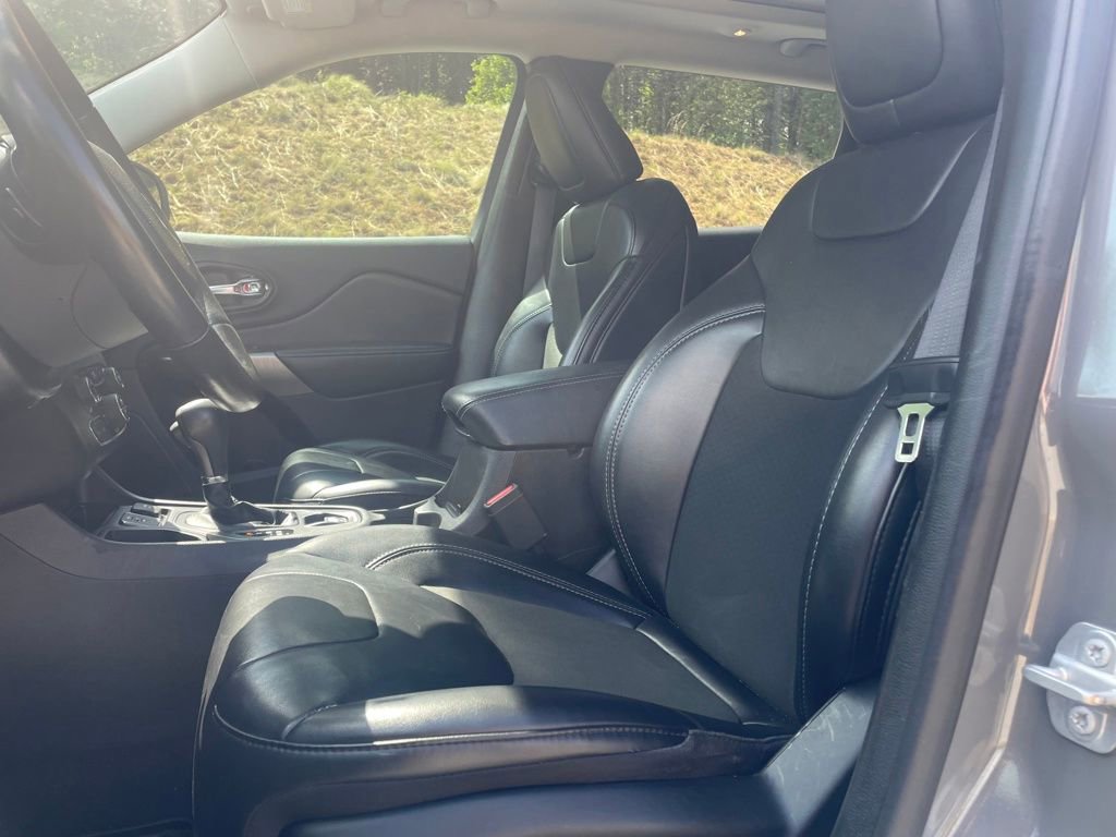 Used 2019 Jeep Cherokee Latitude Plus w/ Comfort/Convenience Group image 12