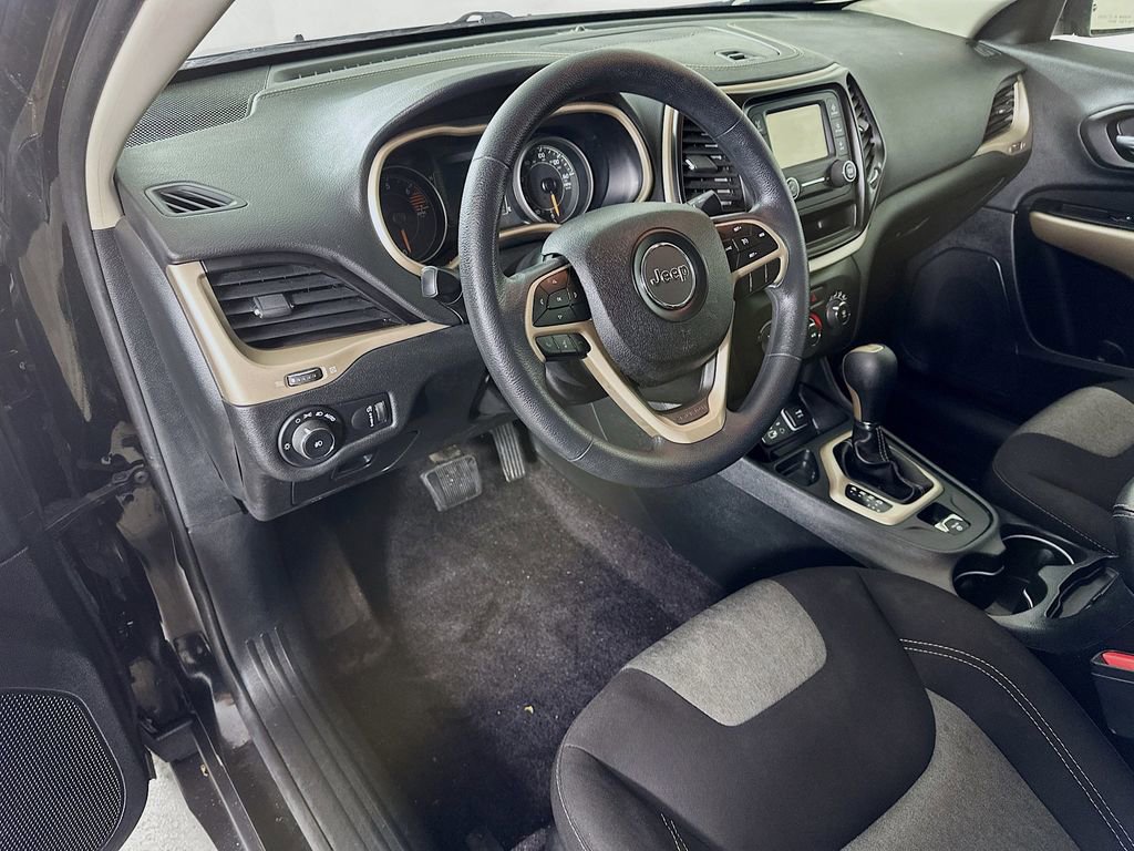 Used 2018 Jeep Cherokee Latitude FWD image 17