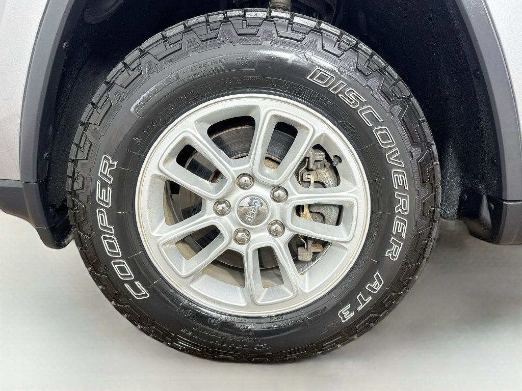 Used 2019 Jeep Grand Cherokee Laredo AWD/4WD image 35