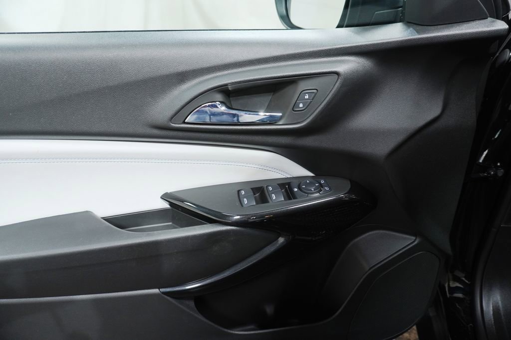 Used 2024 Chevrolet Trax LT w/ Sunroof Package FWD image 23