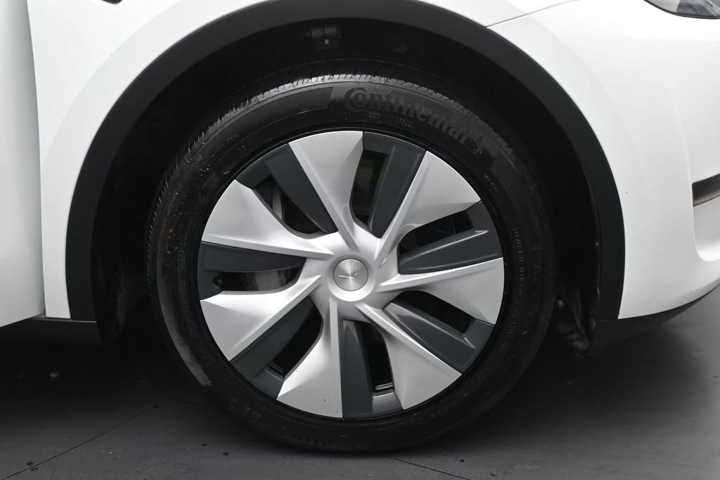 Used 2024 Tesla Model Y 2WD image 31