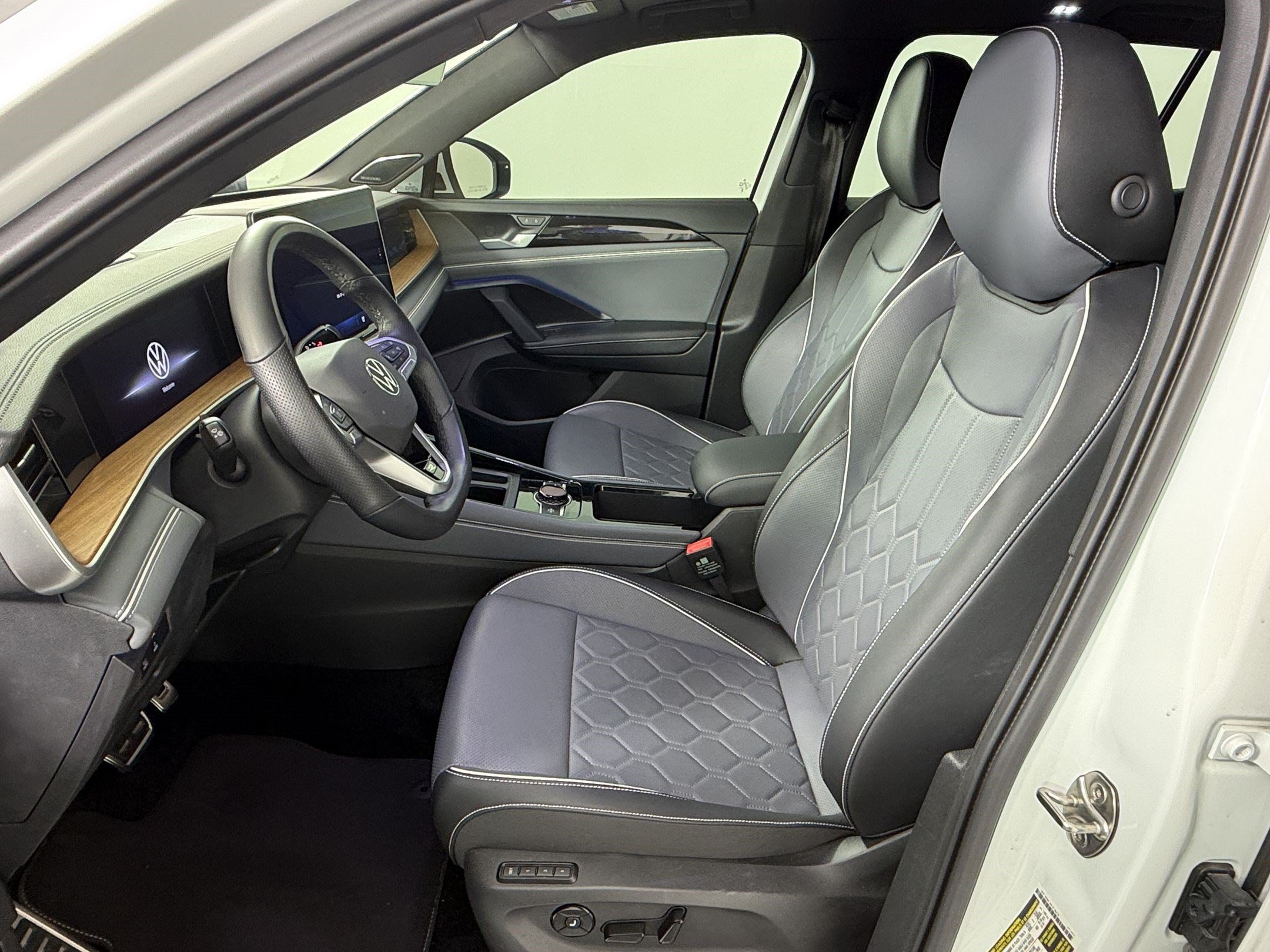 Used 2025 Volkswagen Tiguan SEL R-Line AWD/4WD image 5