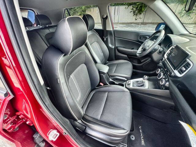 Used 2023 Hyundai Venue Limited w/ Cargo Package FWD image 28