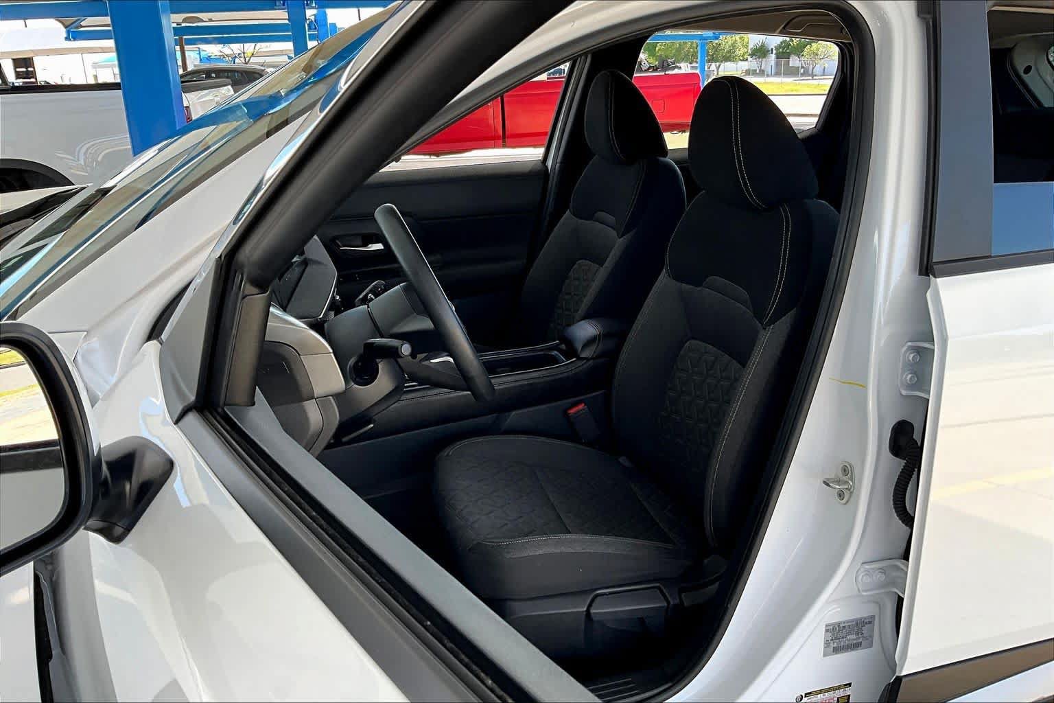 Used 2025 Nissan Kicks SV AWD/4WD image 14