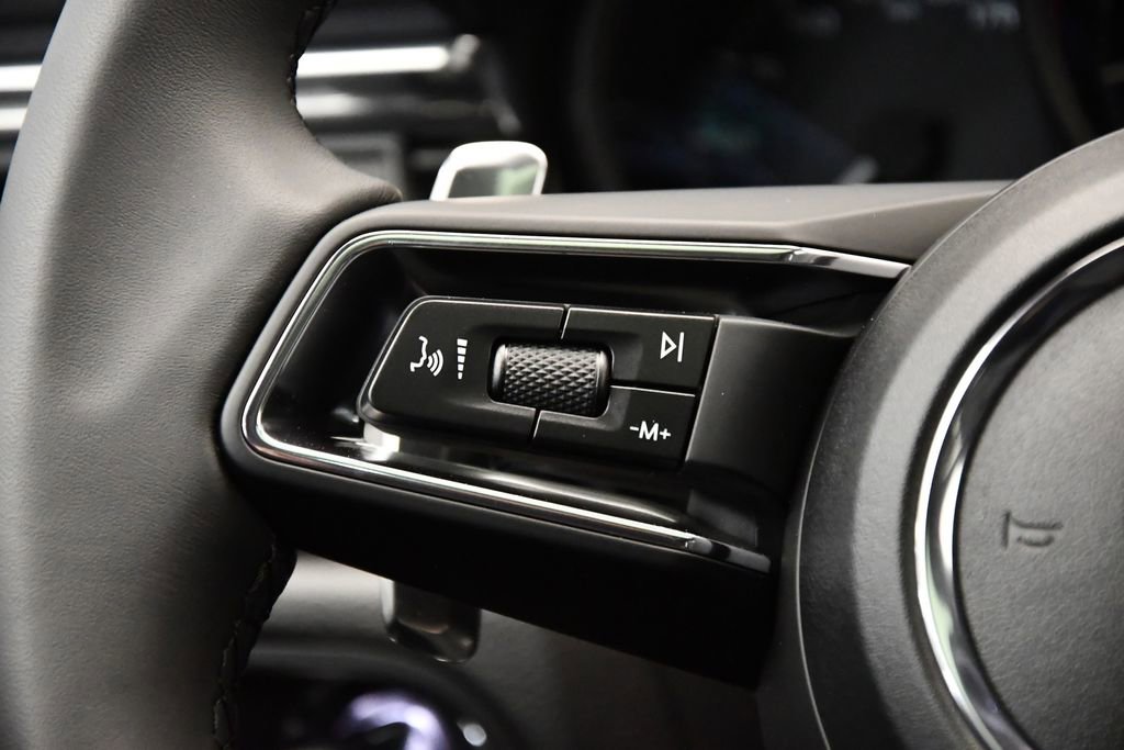 Used 2025 Porsche Macan image 25