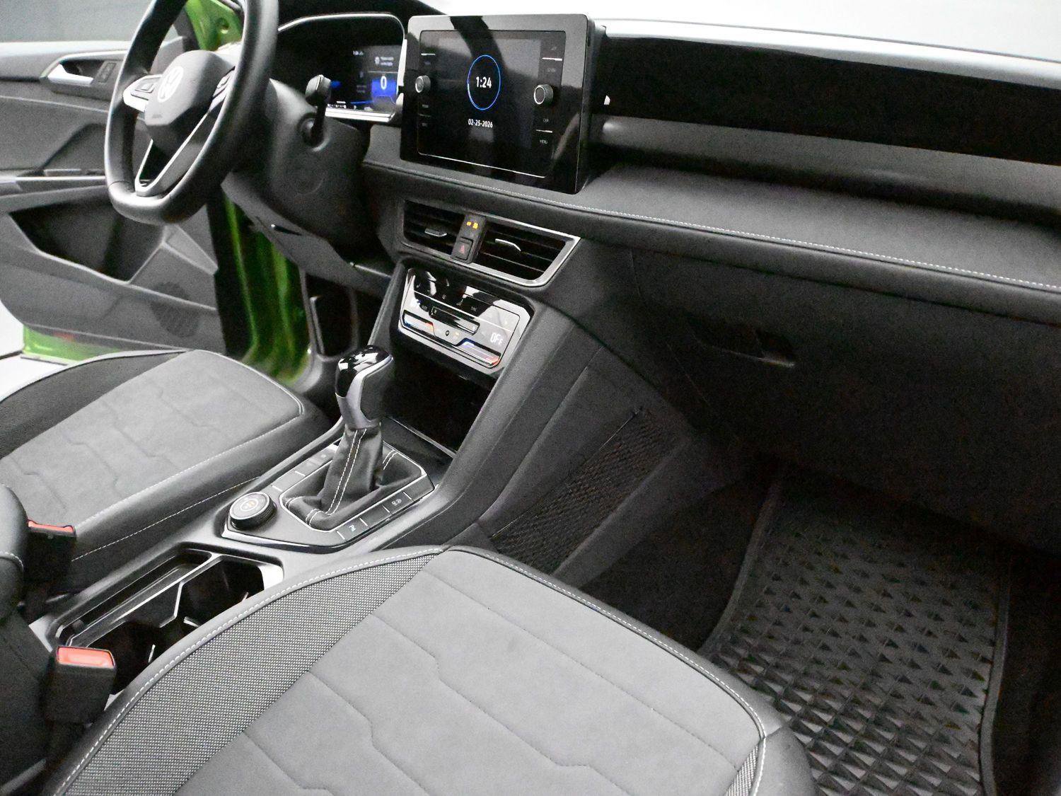 Certified 2025 Volkswagen Taos SE AWD/4WD image 18