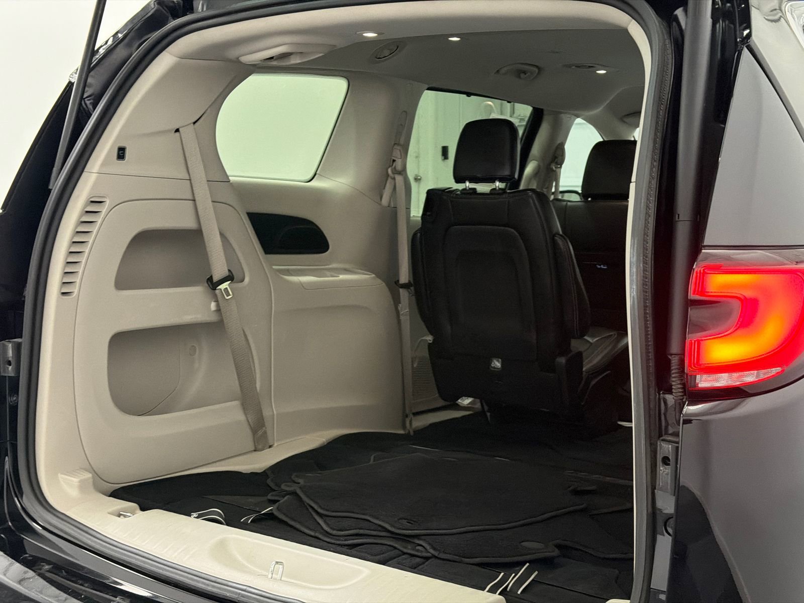 Used 2024 Chrysler Pacifica Touring-L image 8