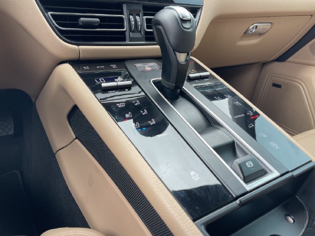 Used 2024 Porsche Macan AWD/4WD image 19